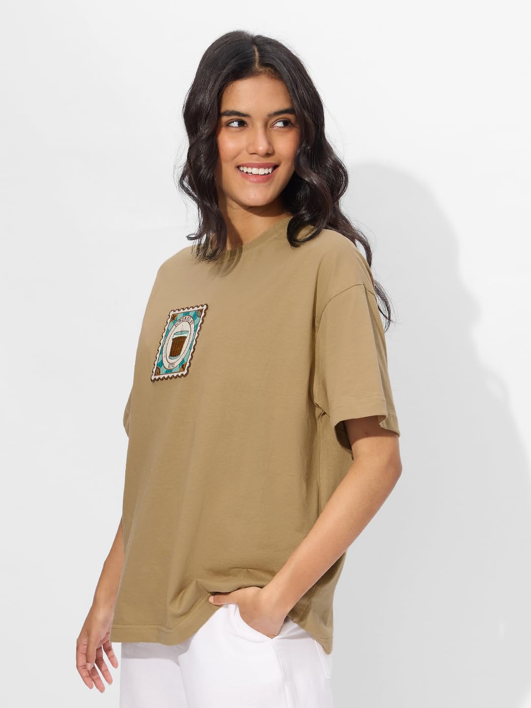 The Souled Store Chai Stamp - Camiseta de algodón con cuello redondo para mujer y niña, color marrón