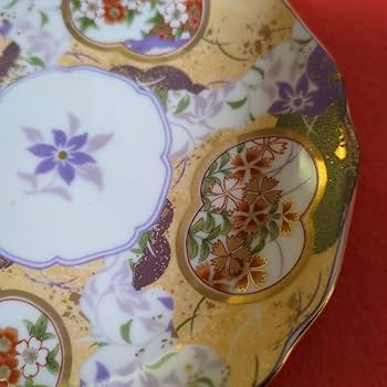八角形 陶磁器皿 雲と花の模様有田　翔山　レア色絵 八角形 陶磁器皿 雲と花の模様有田 翔山 レア色絵