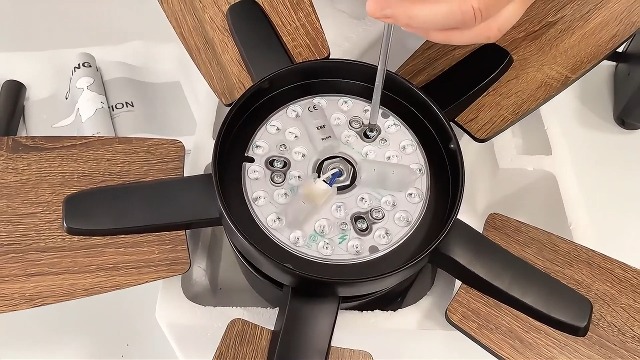 Ventilatore Lampadario da Soffitto 4 Pale richiudibili LED e Telecomando 106 cm | Leroy Merlin