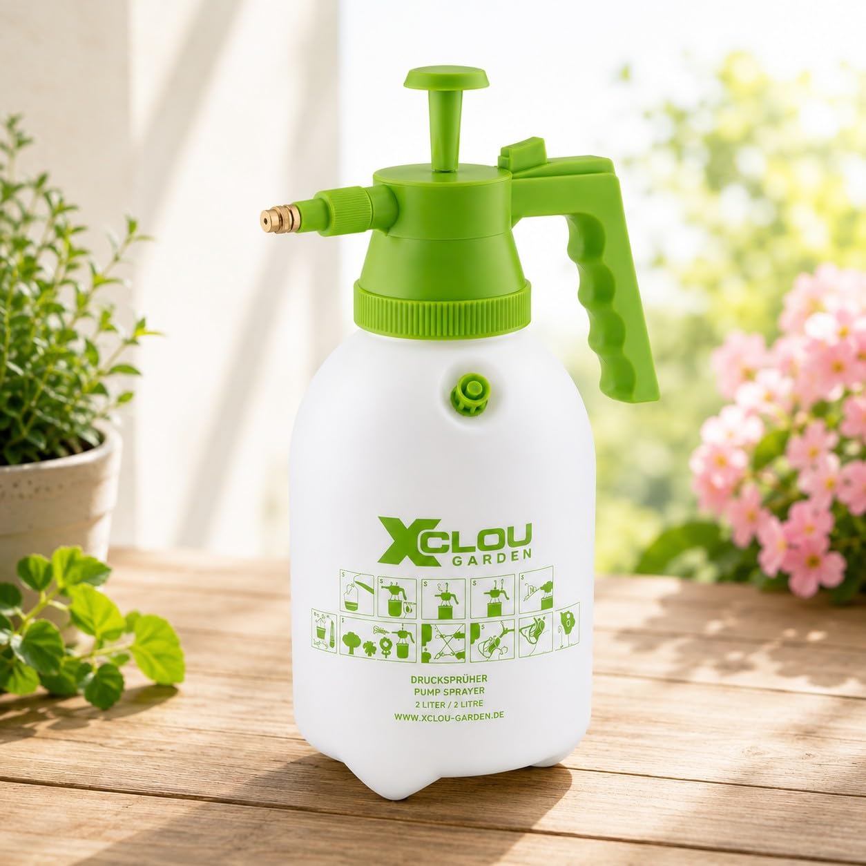Garden Hand Pressure Sprayer 2L - Pressure Sprayer for Plants, Garden & Balcony - Pump Sprayer with Adjustable Nozzle, Ergonomic Handle & Safety Valve - Spray Bottle for Fertiliser