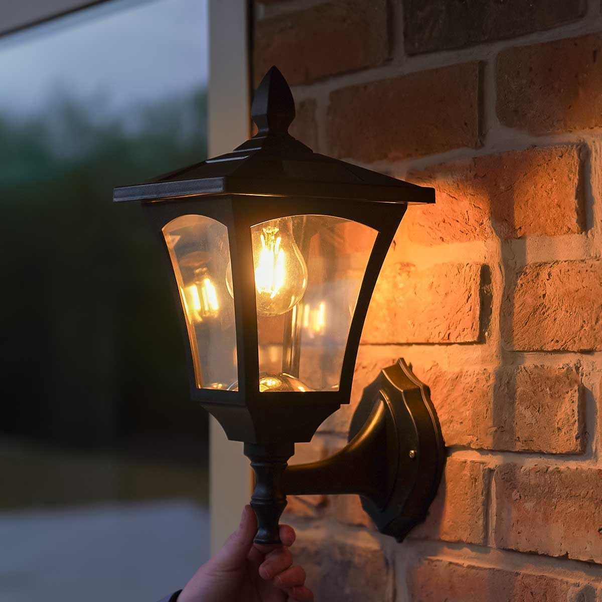 Festive Lights 34cm klassische Solar Wandlampe Aussen mit Filament Glühbirne, schwarz, warmweiße LEDs, Solarleuchte Garten, Solar Laterne schwarz, Wandlampe aussen, Solarstrahler außen