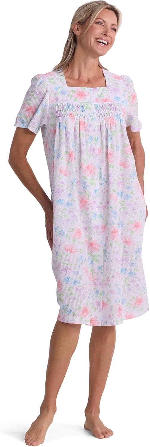 Miss Elaine Seersucker Short Robe, Short Sleeves, Snap Closure and Square Neckline