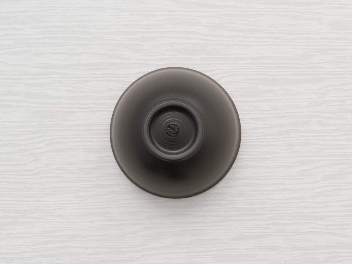 Original japanische Teekanne, Kyusu, mit 5 Becher: Kuro Hiramaru. Integriertes Tee-Sieb aus Edelstahl. Echt japanisches Tee-Set aus natürlichem Tokoname-Ton in schöner Geschenk-Box