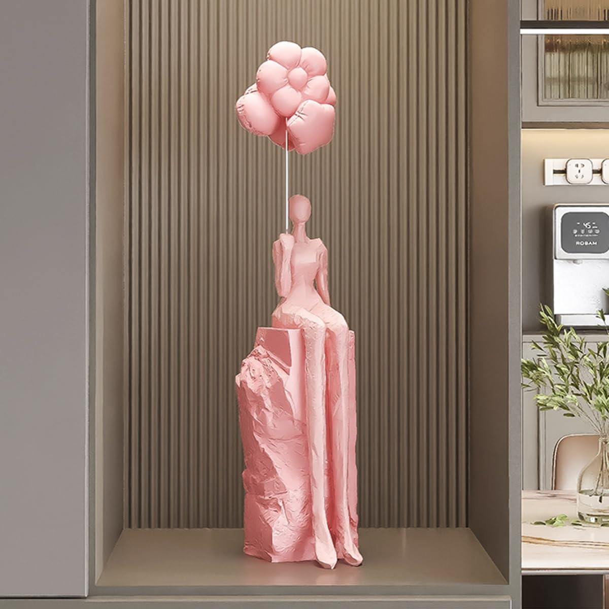 Abstrakcyjna dziewczyna trzymająca balonową rzeźbę Nowoczesna...(Pink)