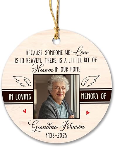 Adorno de Navidad con texto en inglés "There is A Little Bit of Heaven in Our Home", en memoria amorosa de la foto, abuela, abuelo, adorno