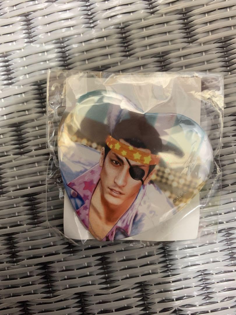 Amazon | 龍が如く缶バッジ5真島吾朗 誕生日記念くじ | バッジ | おもちゃ