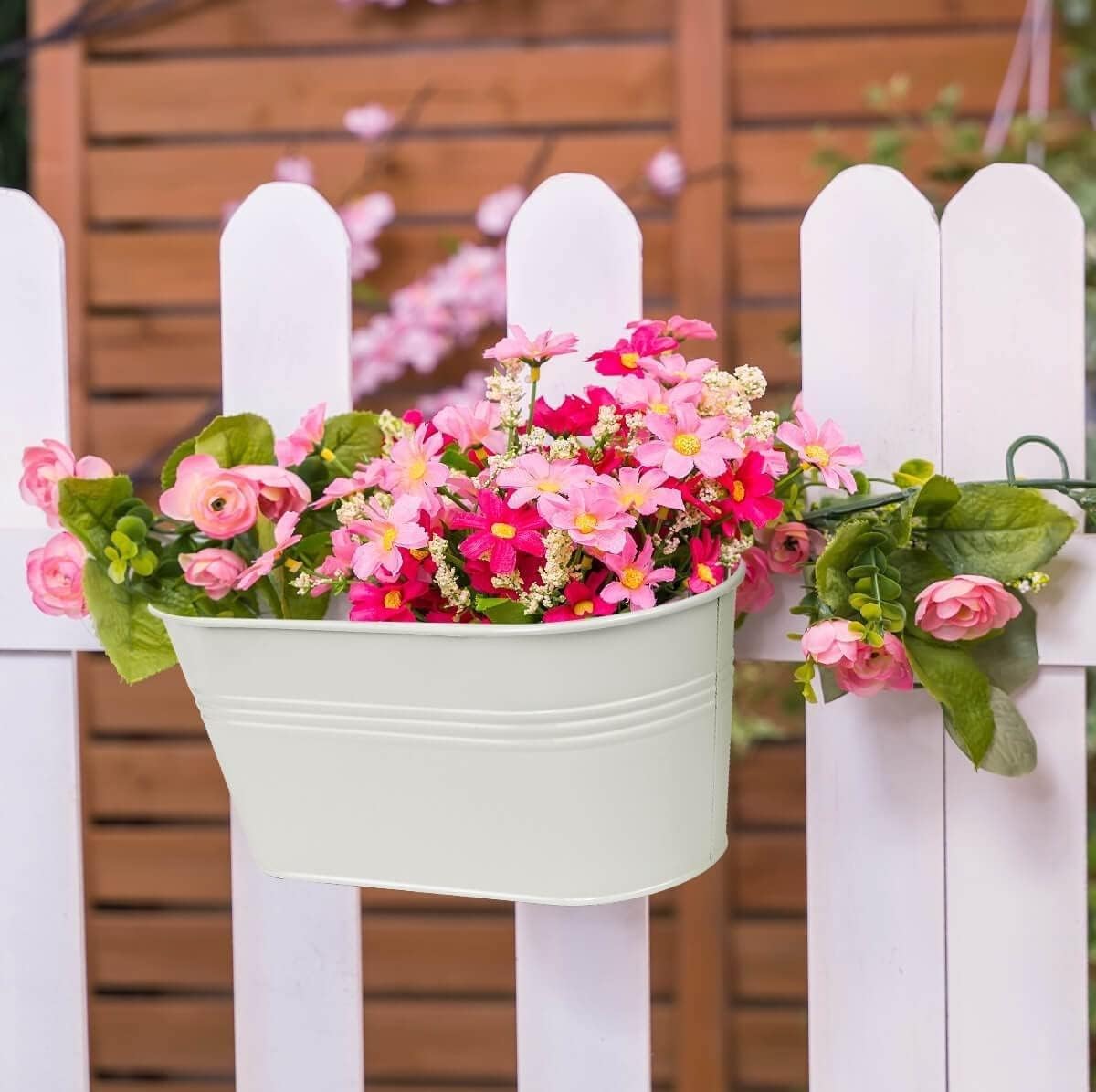 LATERN 4 Pièces Pots de Fleurs Suspendus en Métal, 27.5CM Grands Pots de Plantes Seau à Fleurs Suspendu avec Crochet Amovible pour Balcon Clôture Jardin Maison Décor (Blanc)