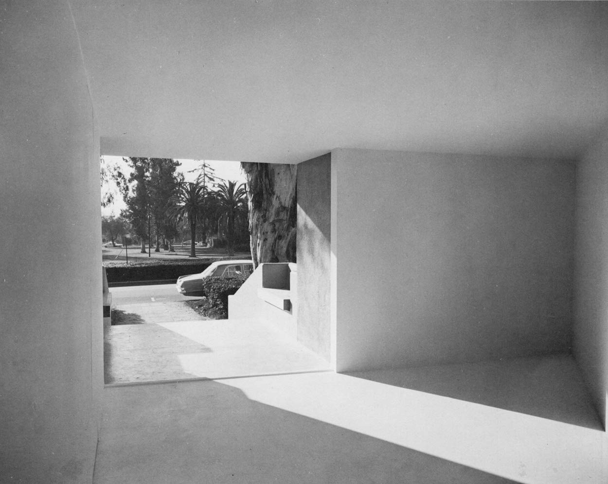 Michael Asher: Writings 1973-1983 on Works 1969-1979