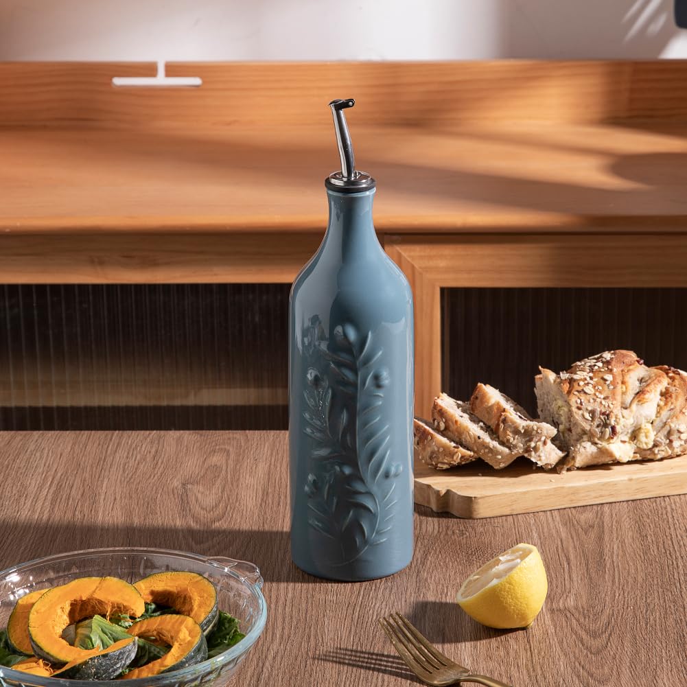 Sweejar Home Große Keramik-Olivenöl-Spenderflasche, 700 ml Relief Opaque Öl-Menage Schützt vor Oxidation, Flasche für EVOO, Essig, Sojasauce, Nebelblau