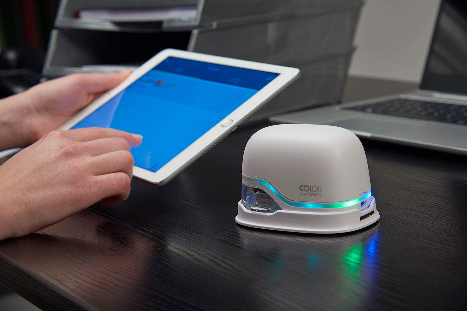 COLOP e-Mark weiß. Mobiler Hand-Drucker und Beschriftungsgerät für Profis. Mehrfarbige Abdrucke, mit kostenloser App. Datums-, Uhrzeit- und Nummerierungsgenerator.