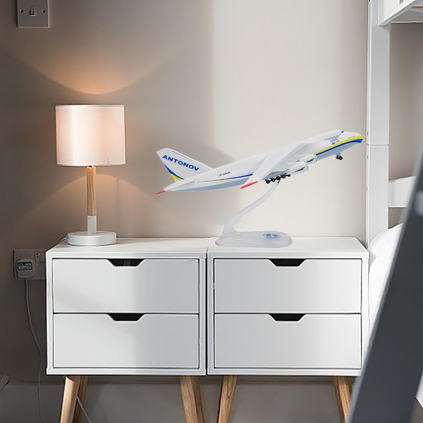 Aereo modello Antonov An-124 in scala 1:400 - Lega pressofusa ad alta precisione, livrea realistica dell'Ucraina e supporto espositivo | Decorazioni aeronautiche collezione for appassionati