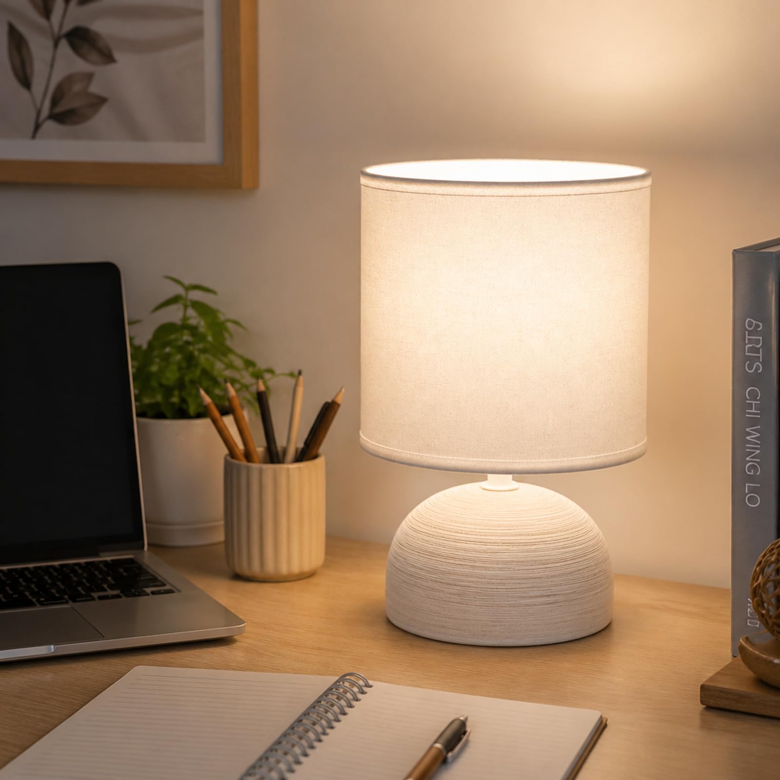 Aigostar Lampe de Chevet, Lampe en Céramique, Semi-ovale Marron, Corps au Design Marron Simple, Abat-jour en Tissu Blanc, Douille E14 (ampoule non fournie) H23cm