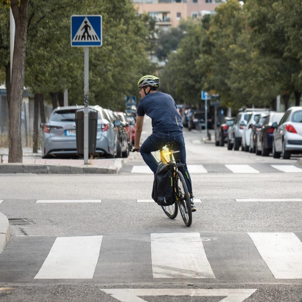 Urban: Una luce posteriore ultra-intelligente e senza fili per ciclisti urbani, con luce di posizione, indicatori di direzione, laser di sicurezza e campanello integrato
