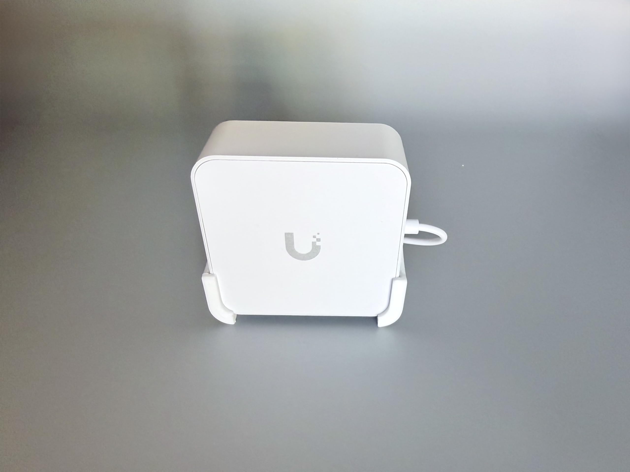 Netzteil-Halter für Ubiquiti UniFi Cloud Gateway Fiber (UCG-Fiber/UXG-Fiber) – Wandmontage & Tischunterseite, inkl. Befestigungsmaterial