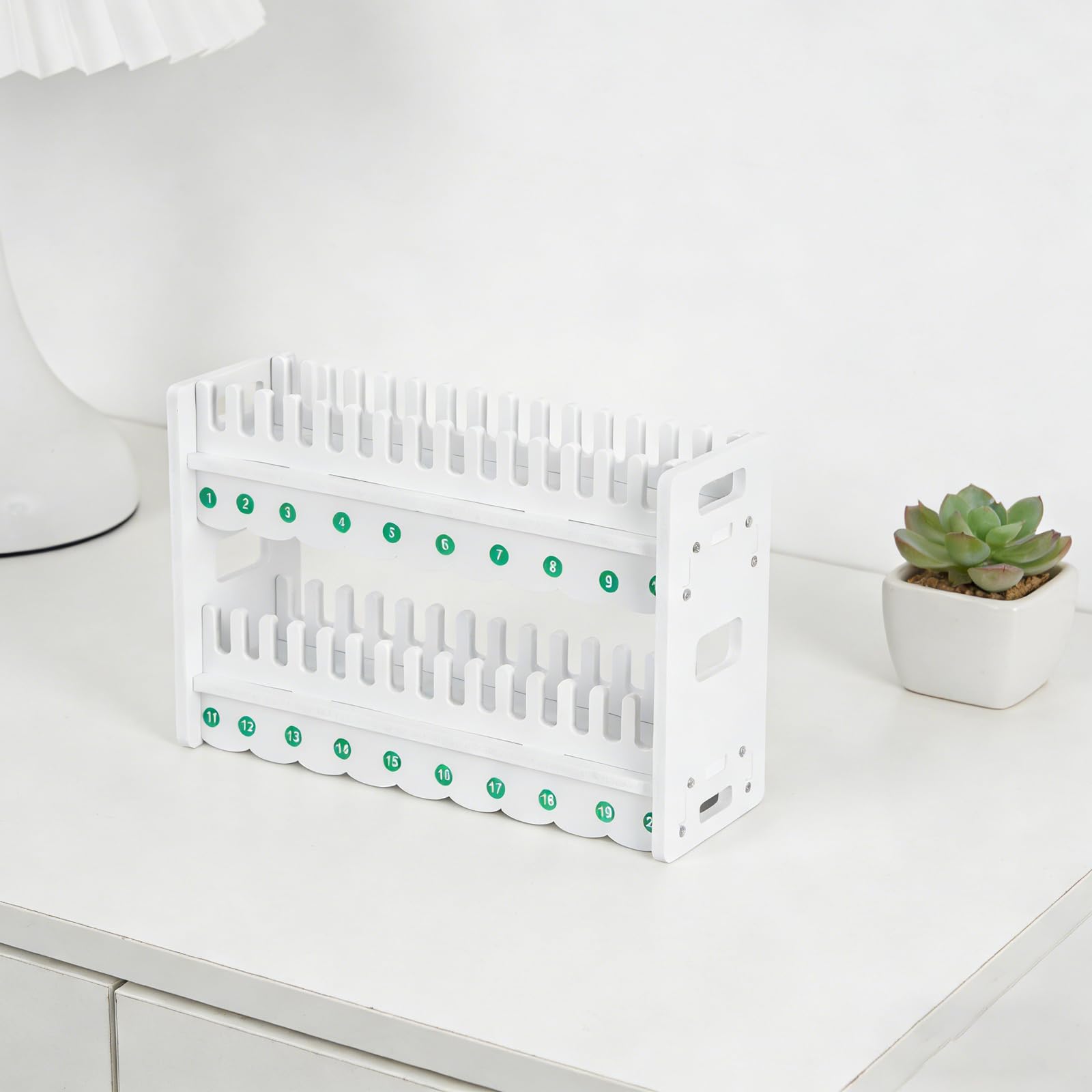 Healeved Supporto per Telefono Cellulare da Scrivania Bianco a 2 Strati 15 Scomparti, Organizer Multiutente per Ufficio e Aule Scolastiche, Display Protettivo per Smartphone Angolazione