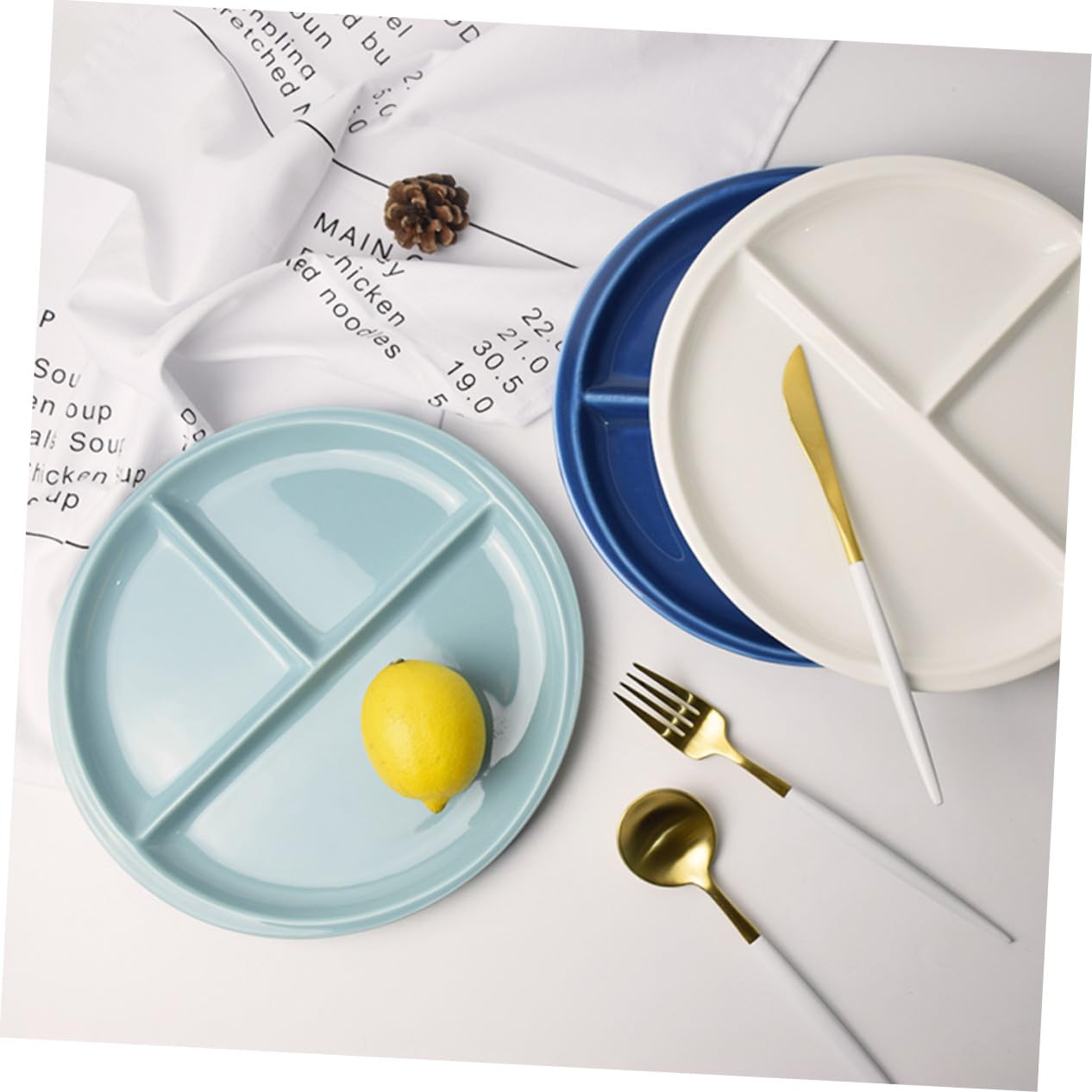 Assiette de Petit-déjeuner en Céramique Blanche Trois Compartiments, Bord Lisse, Assiette Ronde Simple pour Magasin de Meubles ou Salon de Thé Style Aléatoire
