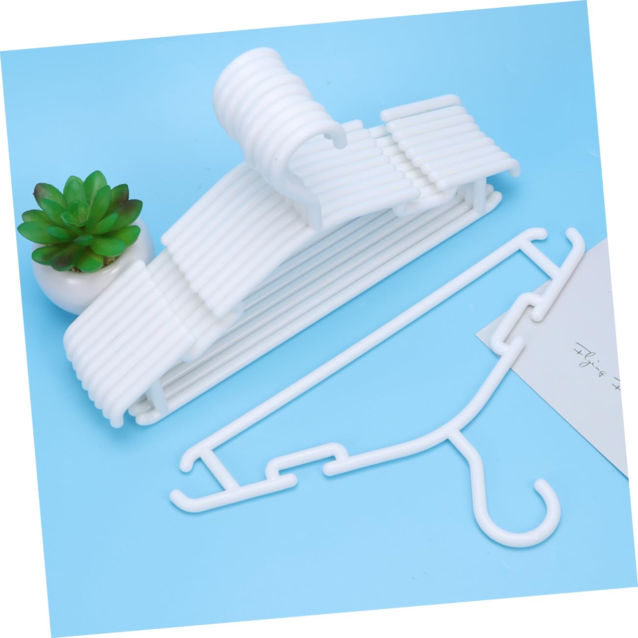 Confezione da 10 grucce in plastica antiscivolo, salvaspazio, per armadio e guardaroba, design durevole e stabile, perfetto per organizzare i tuoi indumenti