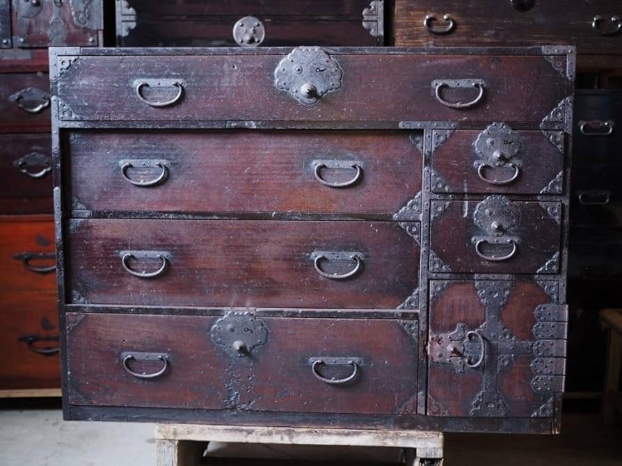 古美術江戸期　古箪笥　骨董品　アンティーク　インテリア Amazon.co.jp: 存在感ある江戸期アンティークチェスト大ぶり衣裳箪笥
