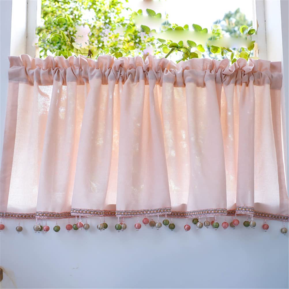 Cortinas cortas con borlas de bola para dar un toque dulce y acogedor a la cocina