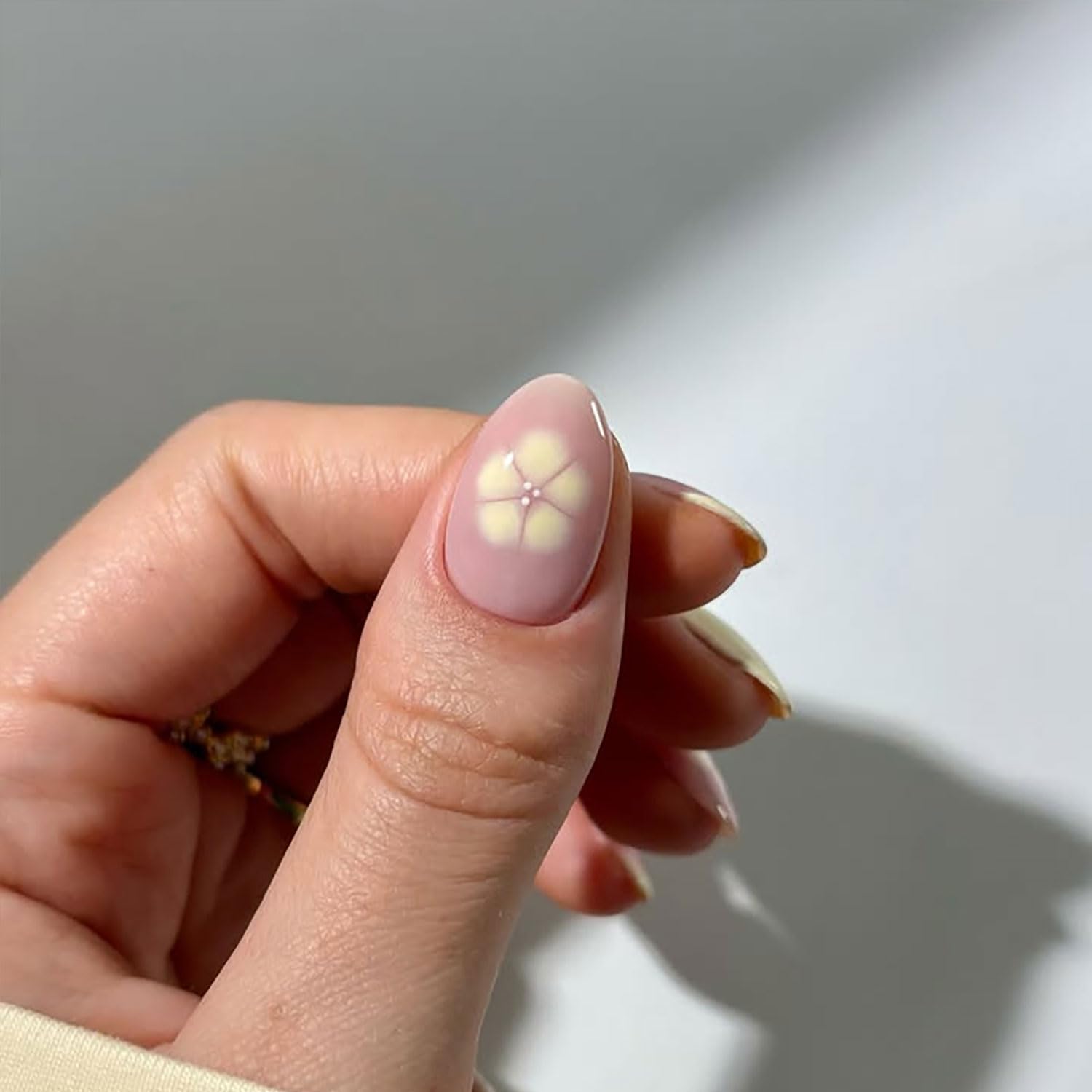 Künstliche Fingernägel, Blume, zum Aufdrücken, kurz, Mandel, zum Aufkleben, Gelb, glänzend, mit französischem Spitzen-Design, Acryl-Nägel, zum Aufkleben für Damen und Mädchen, 24 Stück