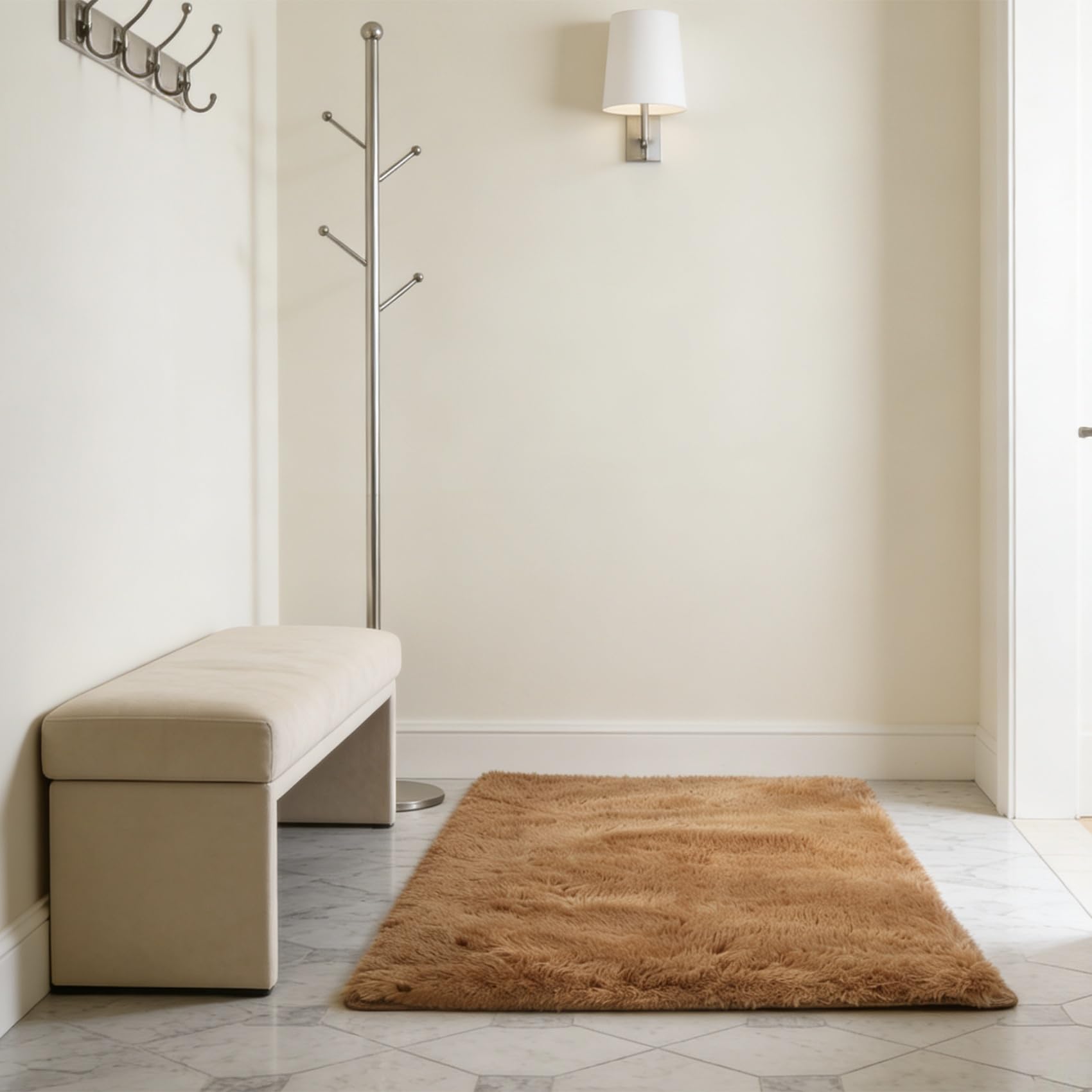 Tapis salon élégant à poils longs au design moderne et finitions soignées