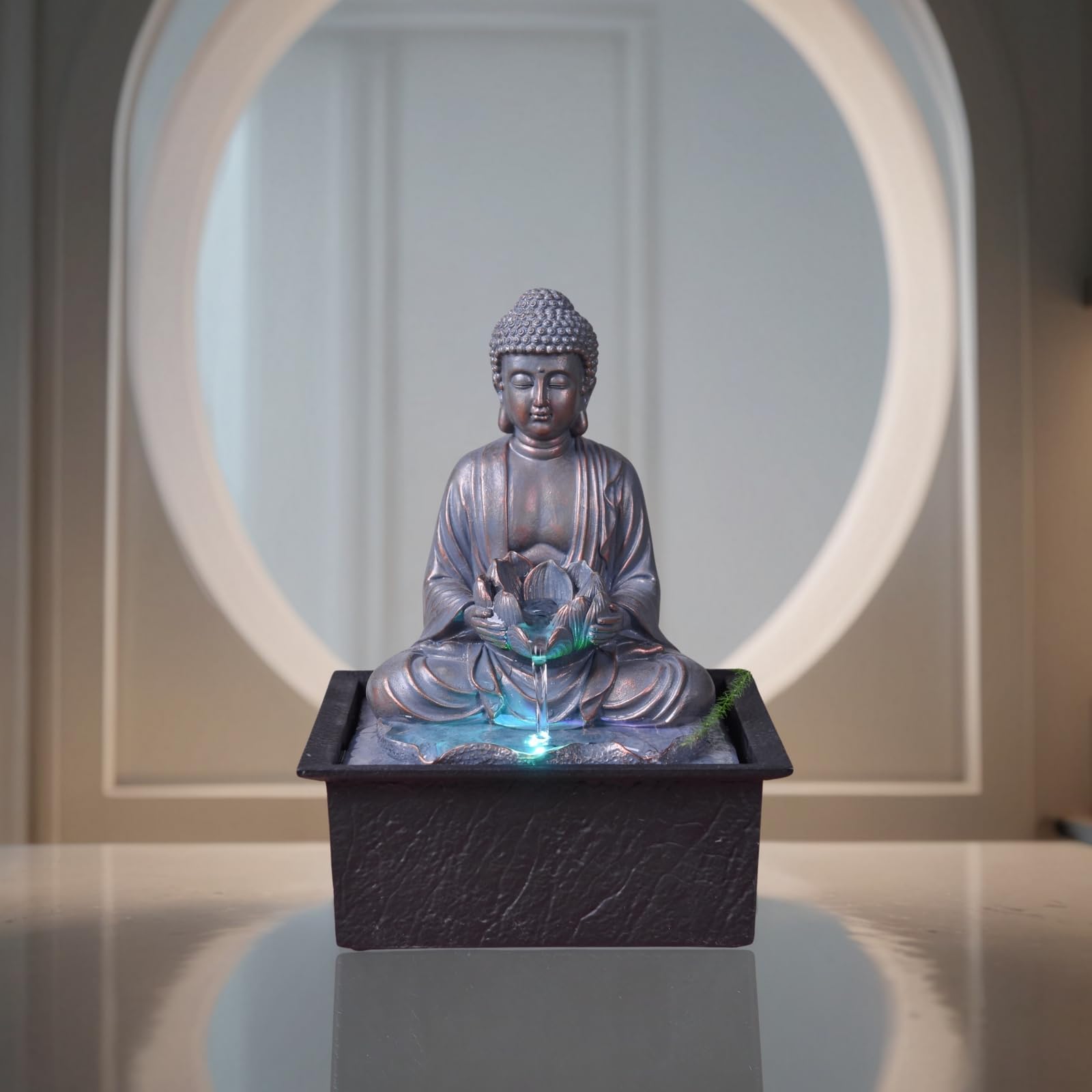 Fontaine d’Intérieur Bouddha Méditation Lotus Lumière LED Coloré – Déco Zen Salon Chambre - Fontaine de Table Mouvement Relaxant - Porte-Bonheur Cadeau Utile Femme et Homme – H 26cm – Sutra Zen’Light