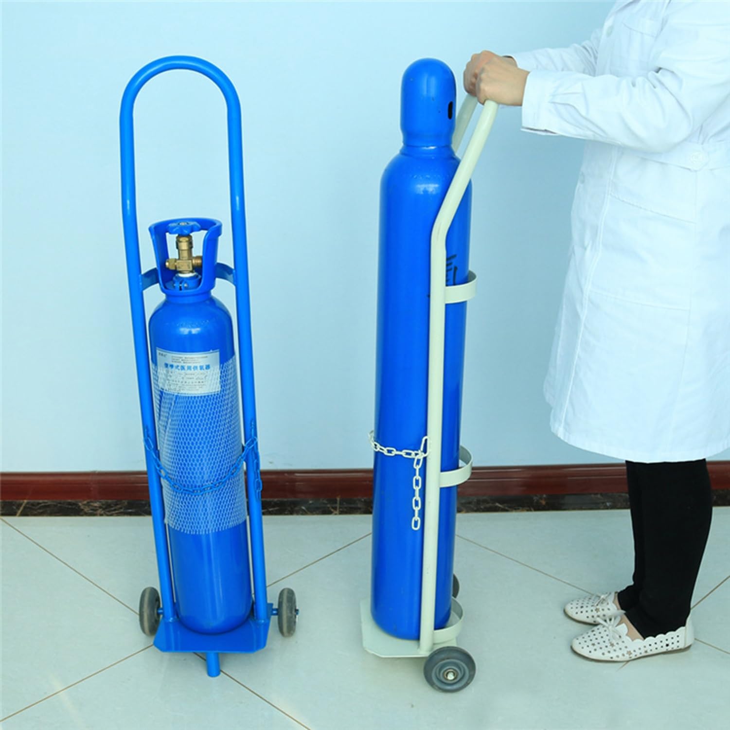 Generico Carrello Portatile per bombole di Ossigeno, Robusto Carrello in Acciaio con 2 Ruote, Ideale per ospedali, cliniche, Case di Cura e fabbriche (Blu, Altezza 110 cm)