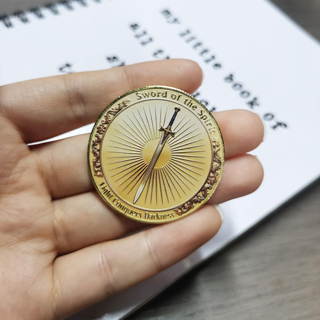 Moneda Conmemorativa San Miguel Arcángel – Doble Cara Con Diseño Bíblico – Estuche Acrílico – Regalo Cristiano