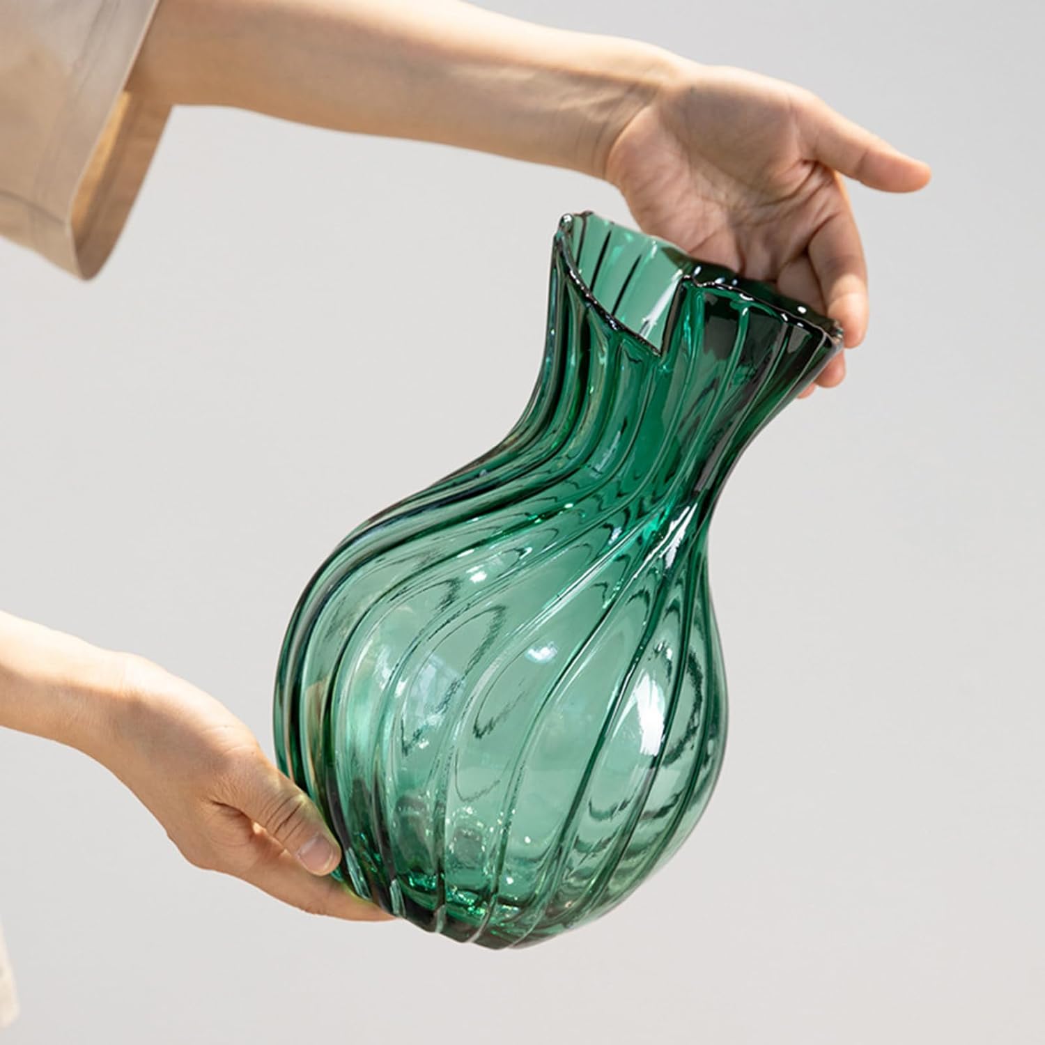 Green Glass Vase,Green Twisted Glass Vase,Flower Handmade Flower Arrangement Decoration,Hydroponic Decoration for Home Table Office,Green 1Pcs,19 * 12.5 * 7cm