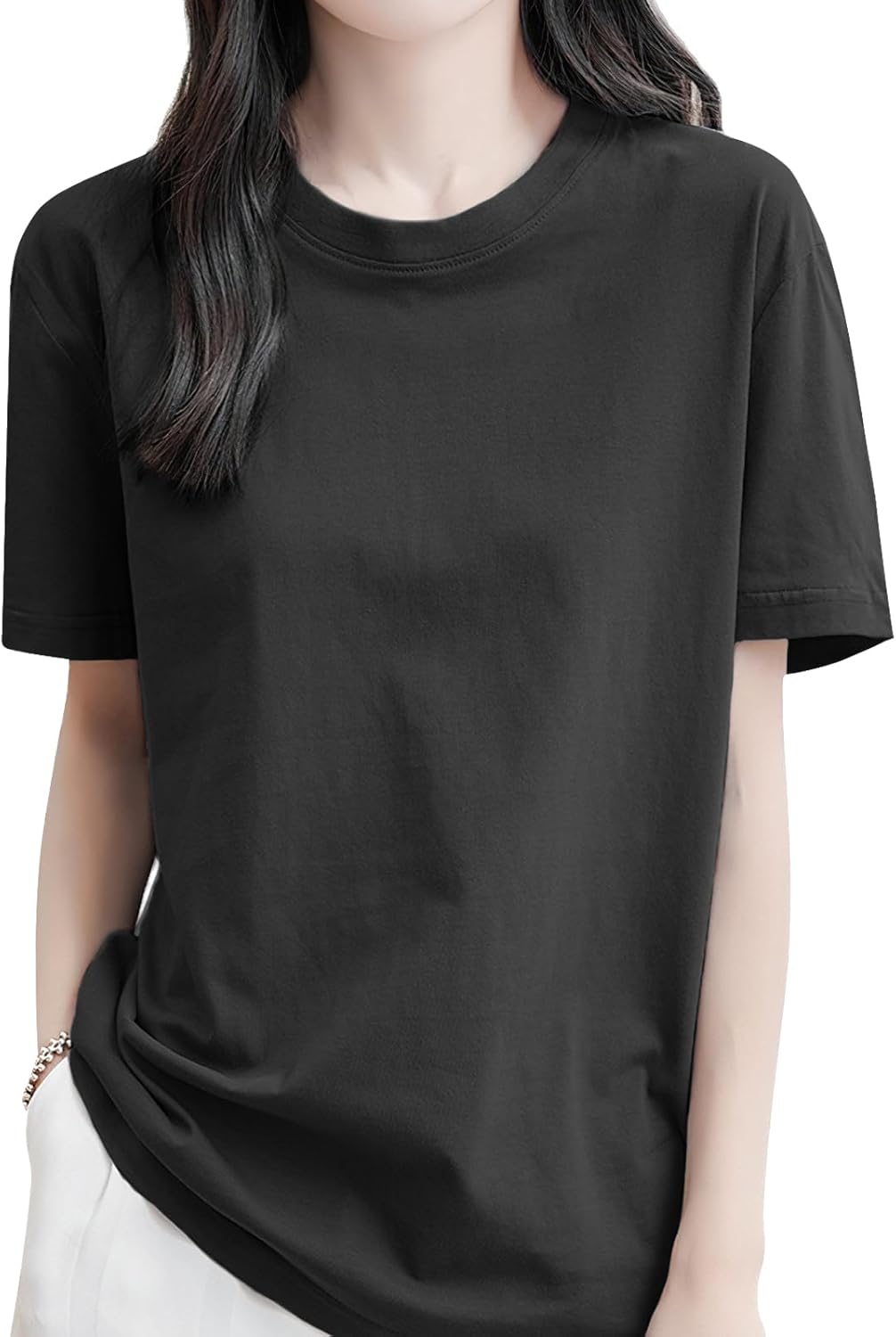 夏の暑さも余裕！綿100%で叶える、着痩せ効果抜群の大人カジュアルTシャツ