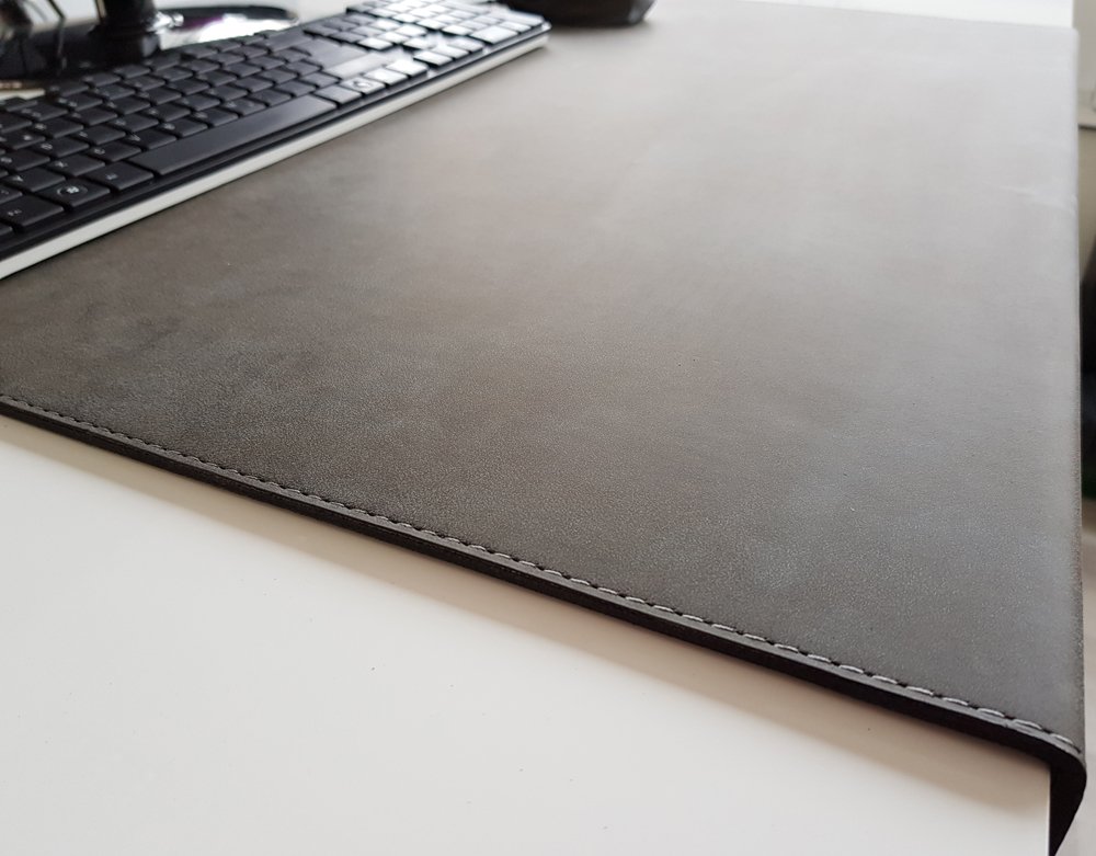 Gewinkelte Schreibtischunterlage mit Kantenschutz Nubuk Leder 90 x 47 Dunkelgrau