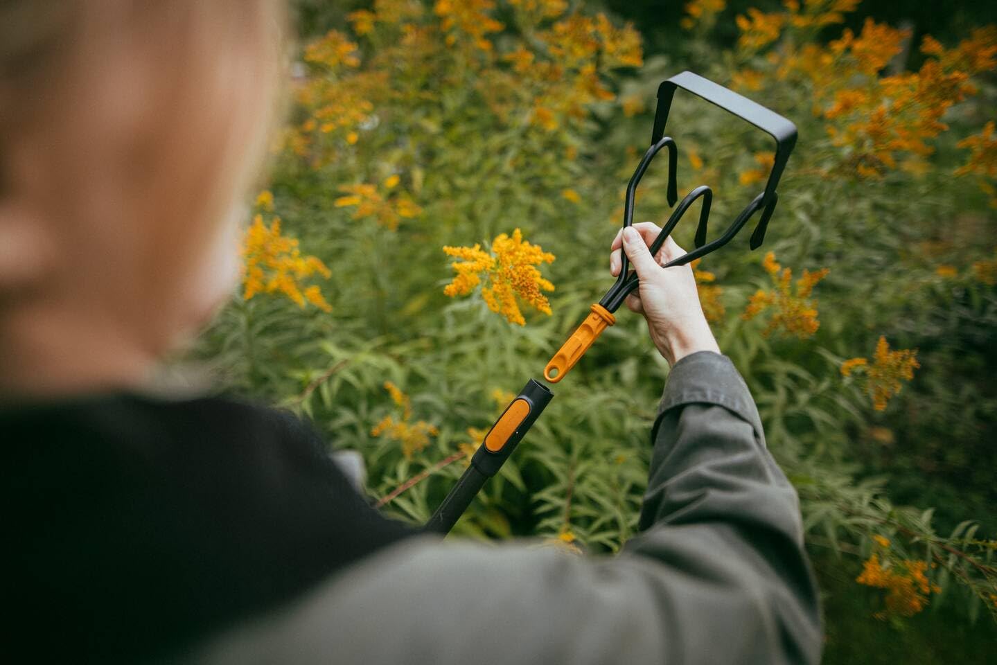 Fiskars OneClick Sarcloir, Accessoire Multifonction pour l'Entretien des Plates-Bandes, Changement Facile en Un Clic, Lame en Acier Trempé, Noir/Orange, 1080685