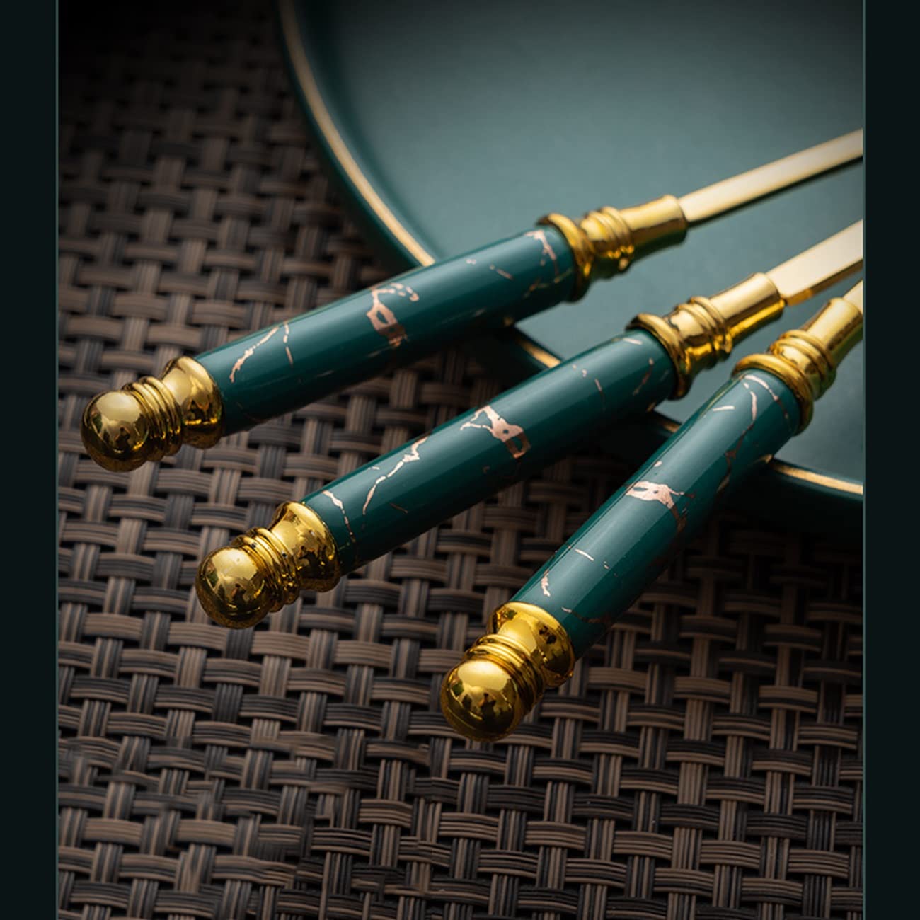 Ce Set de Couverts 3 pièces, en Acier Inoxydable de qualité supérieure avec Manche en céramique, Comprend Couteaux, fourchettes et cuillères. Idéal pour Les Repas de fêtes et Les réceptions.