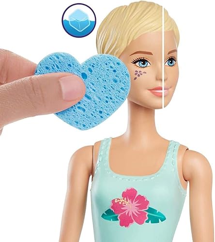 Miniatura 9 de Barbie Muñeca de revelación de color con 7 sorpresas: 4 bolsas misteriosas contienen peluca, falda, zapatos y esponja; el agua revela el aspecto de