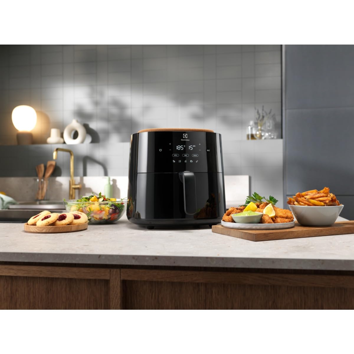 Electrolux Friggitrice Ad Aria EAF5B, Capacità 5L, Rivestimento Antiaderente, 1500W, 8 Programmi Preimpostati, Parti Lavabili in lavastoviglie, Timer 0-60min, 80-200°c
