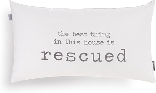 DEMDACO The Best Thing in This House is Rescued - Almohada interior de 21 x 12 pulgadas, 100% algodón exterior y relleno de fibra de poliéster