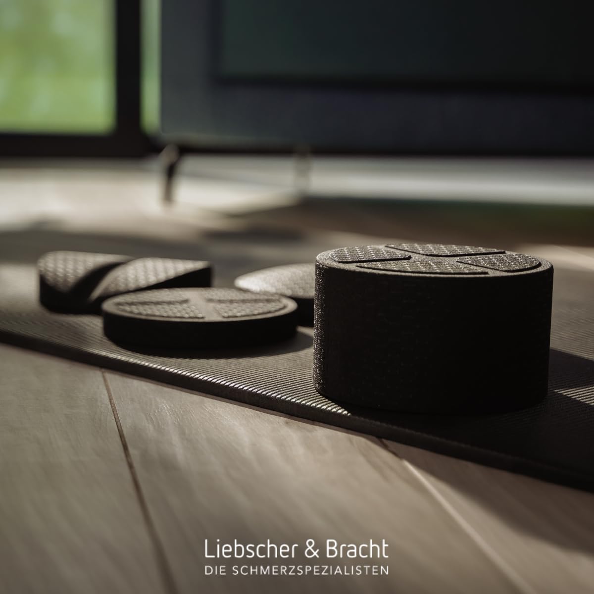 Liebscher & Bracht Original Rückenretter: Rückenstrecker, Brust- & Rückendehner mit Rille für Wirbelsäulen + Höhenregulierung, Rückentrainer Made in Germany, Übungen in der App Schwarz