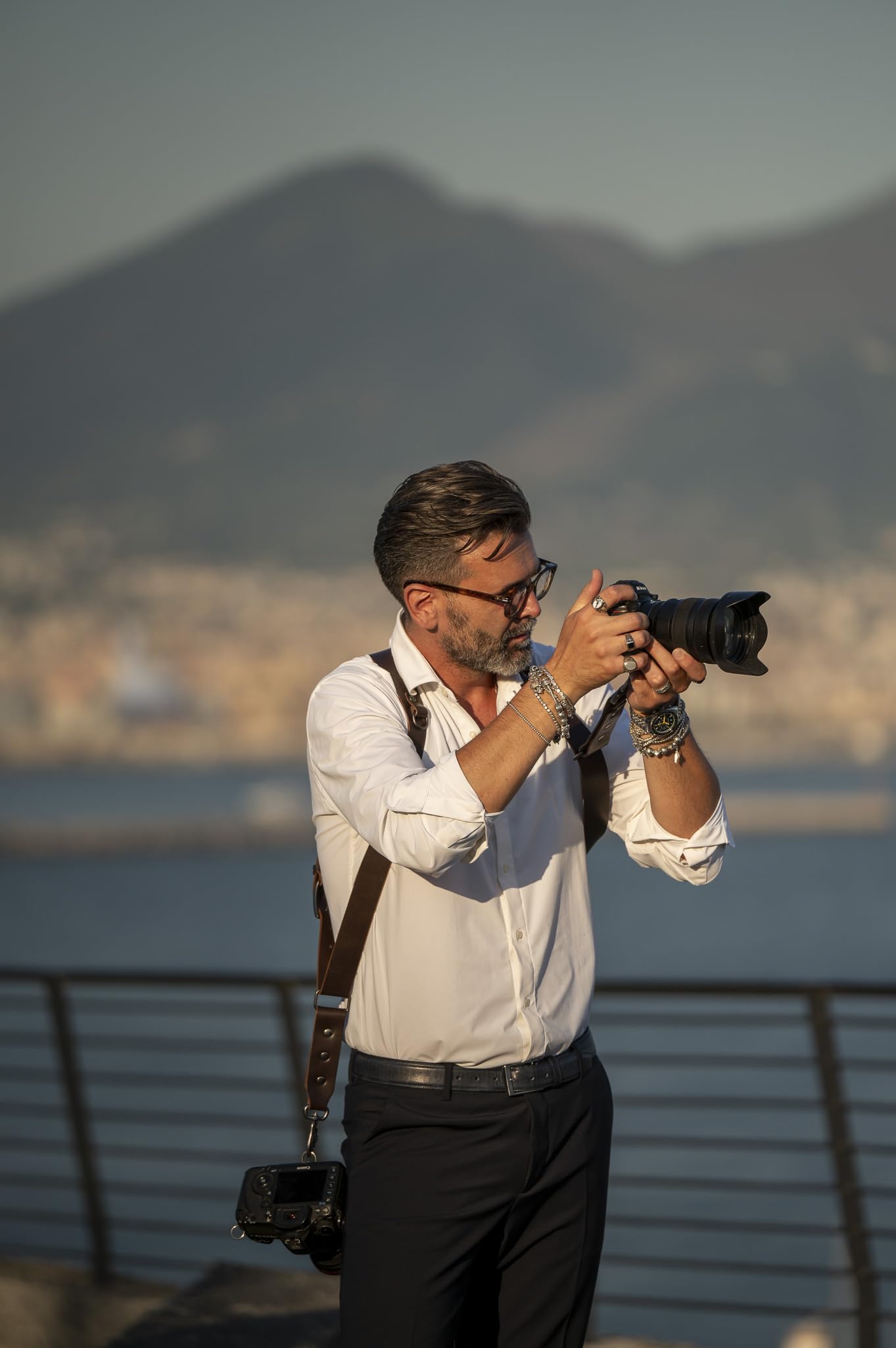 Nice One Tracolla in Pelle per Fotocamera - Ultra resistente per fotografi professionisti - Realizzata in Italia con Pelle di alta qualità - moschettone in alluminio a sgancio rapido
