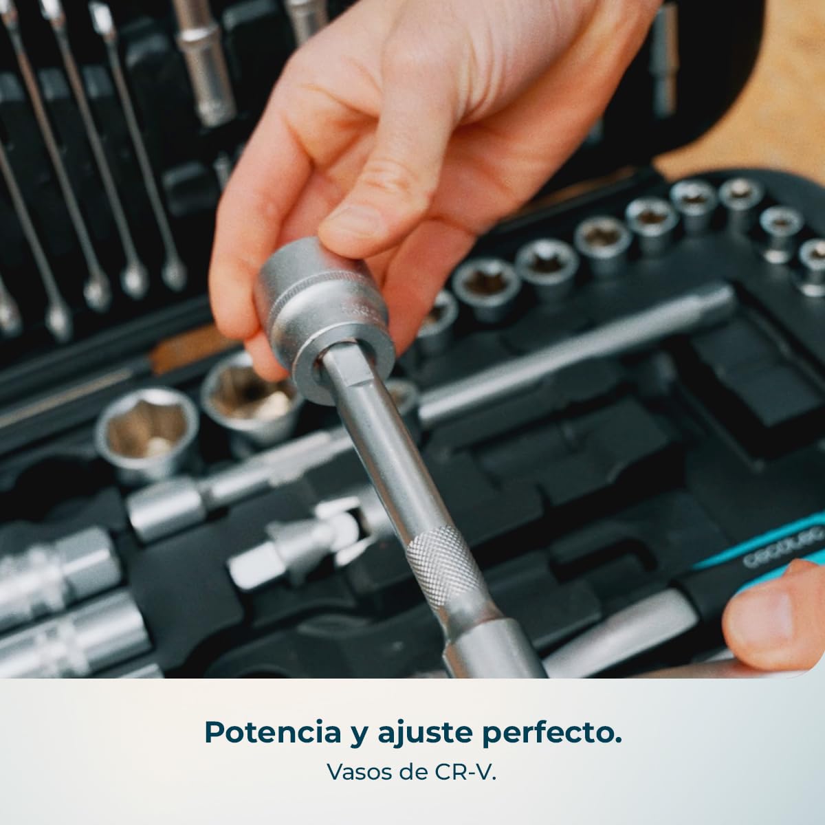 Cecotec Maletín Portaherramientas 108 Piezas ToolBox KRK 4200. 2 Carracas de 72 Dientes, Vasos CR-V de Alta Resistencia, Puntas de Acero S2, Vasos para Llantas, 2 Hebillas Metálicas