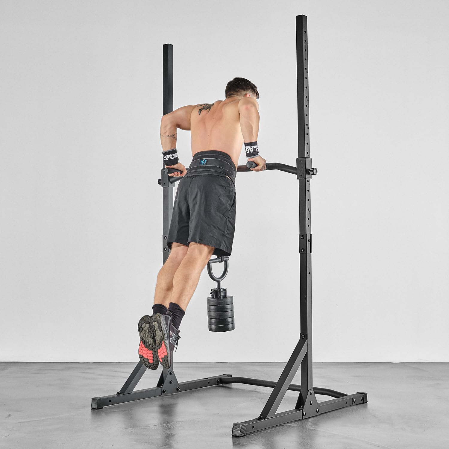 Eric Flag - Barre de Traction Réglable de 105 cm à 210 cm pour la Musculation, Calisthenics, Home Gym - Barre de Traction sur Pied et Sans Fixation en Acier, Supporte Jusqu’à 300 KG de Charge