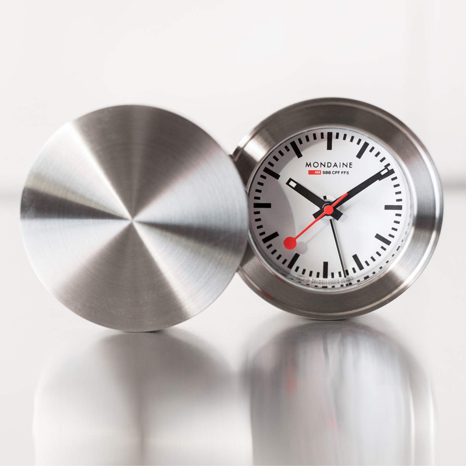 Mondaine - Wecker MSM.64410 Tischuhr 50mm - Bahnhofsuhr aus Messing gehärtetes Mineralglas staubbeständig mit rotem Sekundenzeiger - Tisch Uhr - Hergestellt in der Schweiz