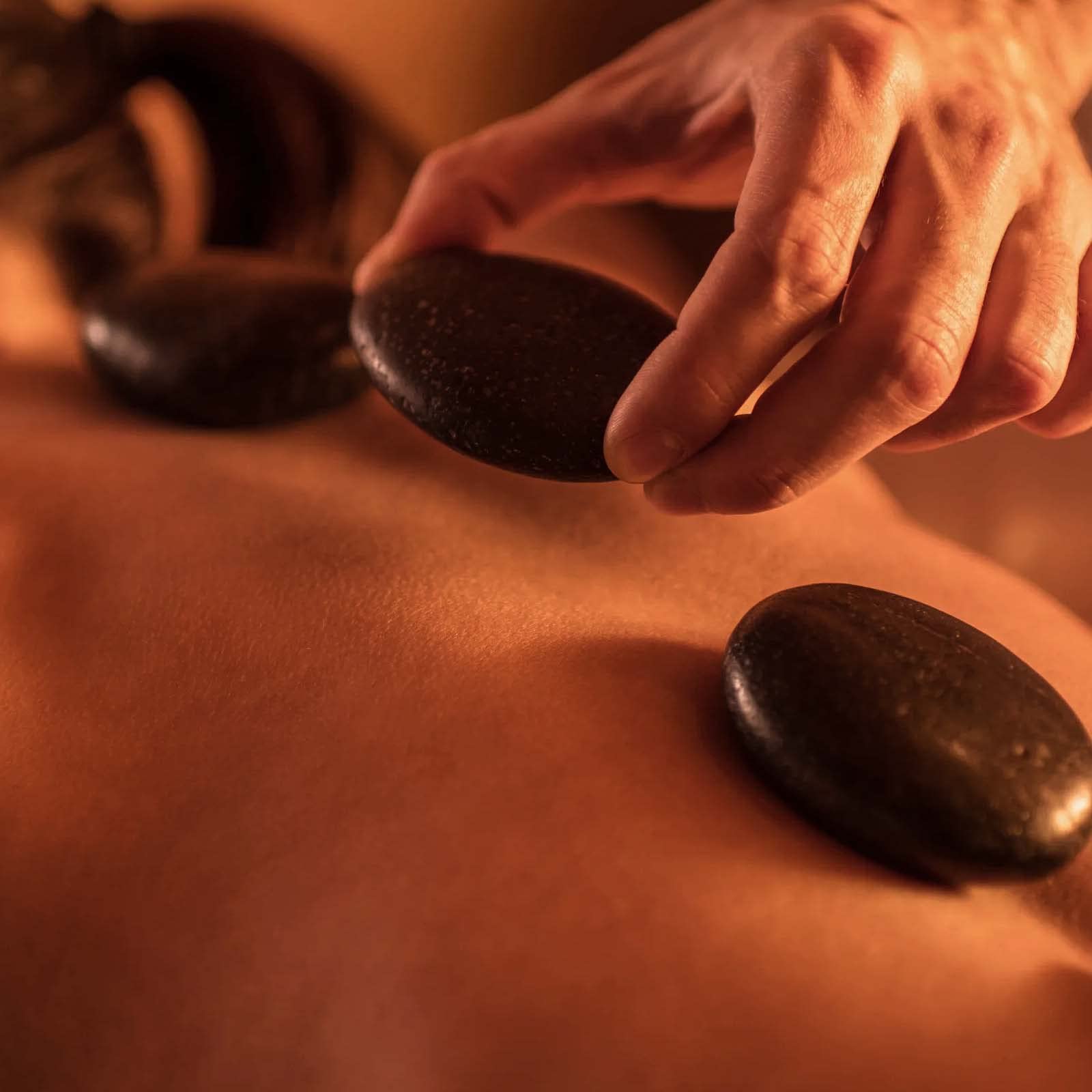 SOUJAP Paquete de 22 piedras de masaje de basalto de 3.15 pulgadas, piedras redondas calientes de masaje, rocas de basalto esenciales negras para terapia de masaje, relajación, spa en casa