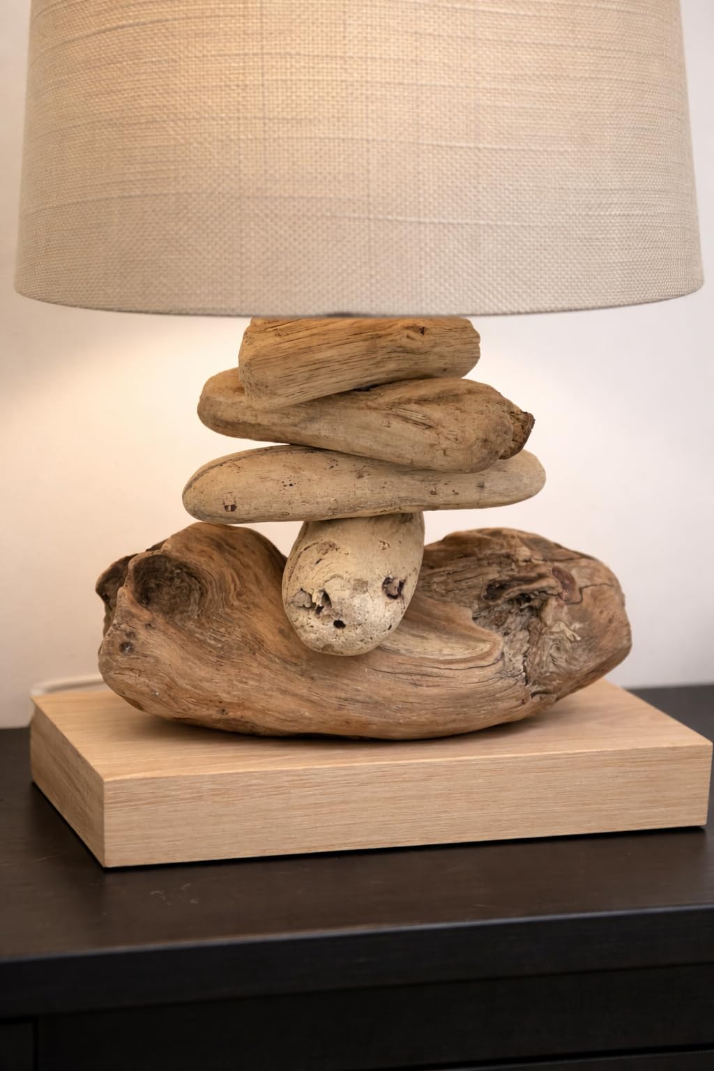 Handgefertigte Tischlampe/Tischleuchte aus Treibholz (Lampenschirm hellgrau)