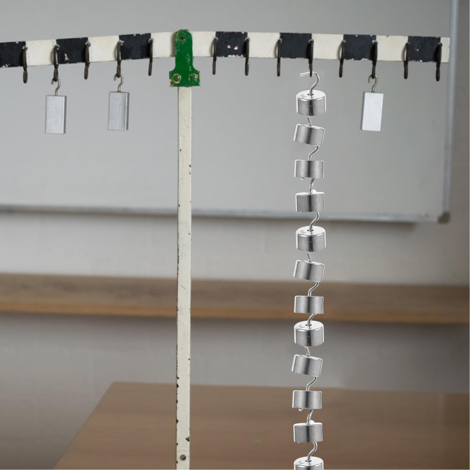 Set di 50 Pesi a Gancio da 5 G in Metallo per Laboratorio di Fisica, Strumenti Scientifici Didattici per Esperimenti di Meccanica, Materiale Resistente e Compatto per Uso
