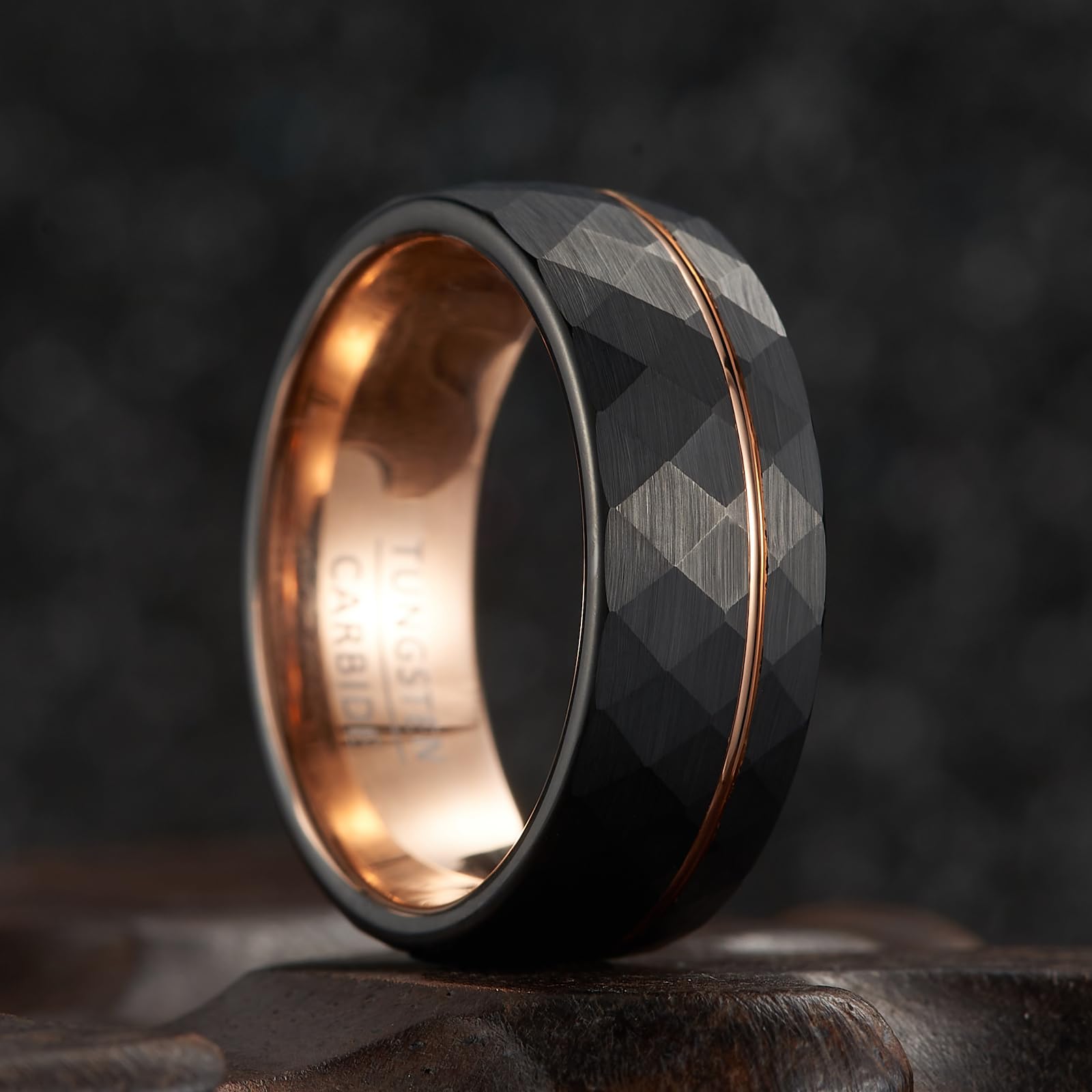 Fascia Uomo Geometrica Sfaccettata – Anello Nuziale in Tungsteno Nero Larghezza 8mm con Accento Oro Rosa (Misura USA)