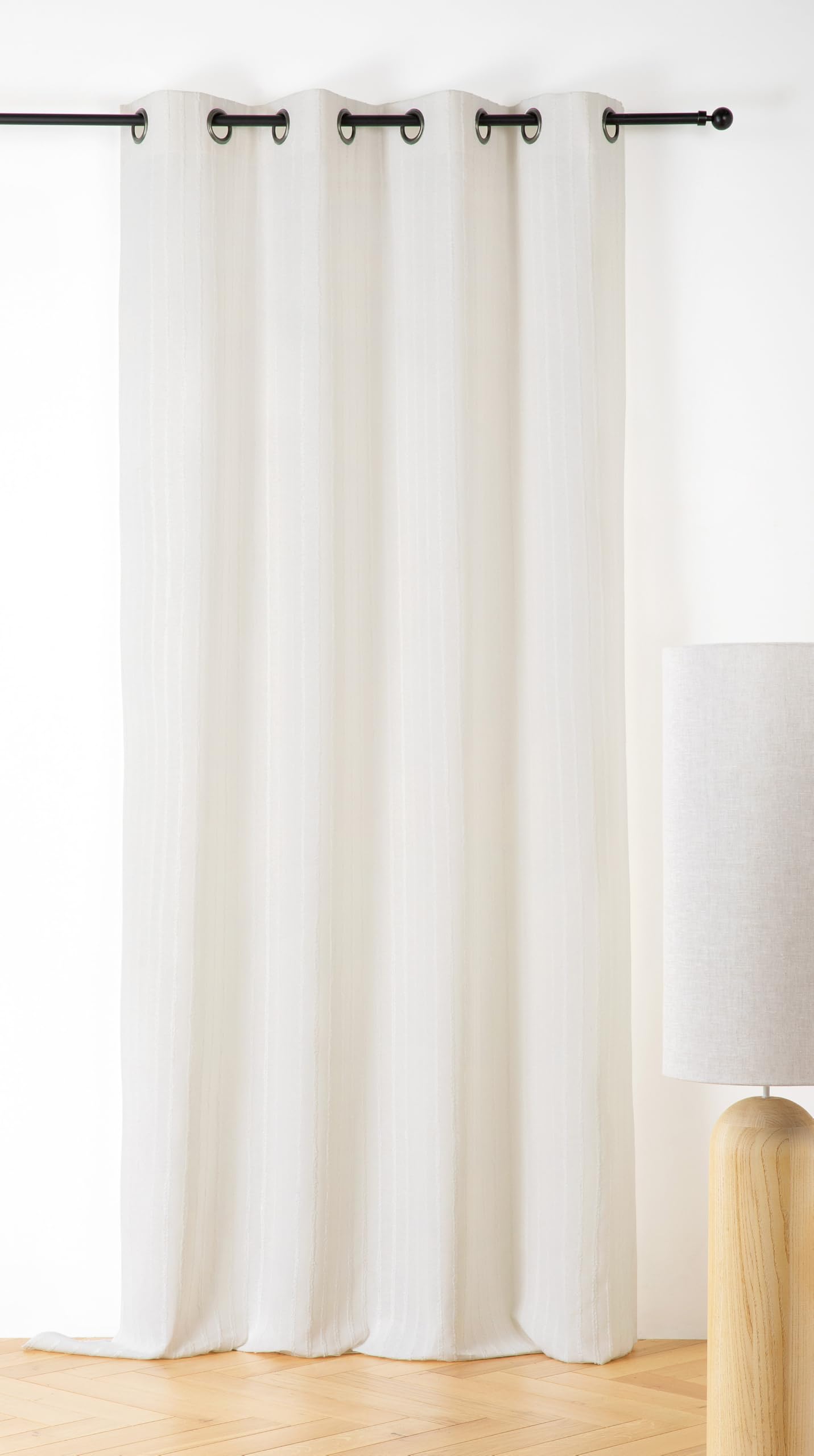 Rideau à rayures verticales LINDER pour un salon lumineux et cosy