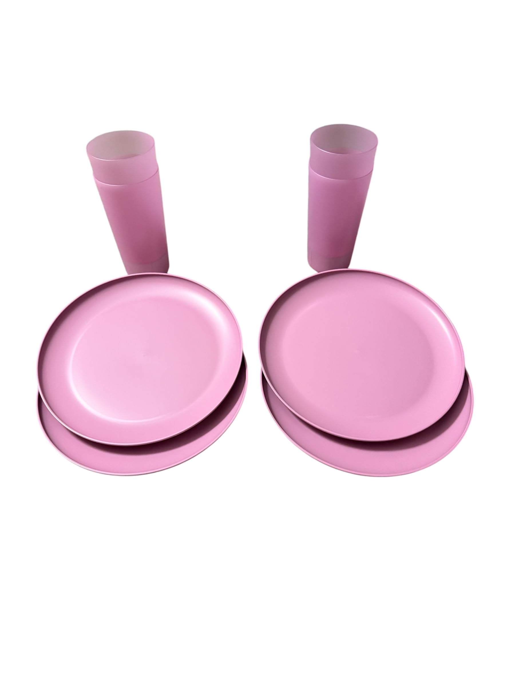 8-piece plastic dinnerware set, 4 flat plates and 4 plastic cups, made for outdoor camping