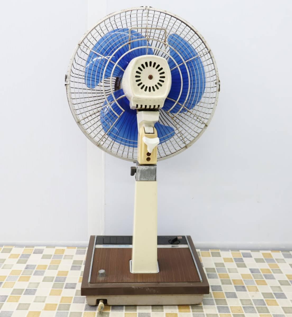Amazon.co.jp: ▽動きます 昭和家電 木目柄｜30cm 扇風機 三枚 青 