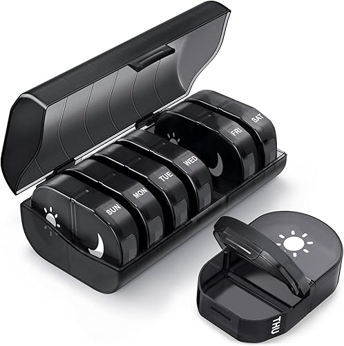 FULLOT - Pastillero semanal a prueba de luz, 7 días con gran capacidad, protección de privacidad negra AM PM para vitaminas, medicamentos,