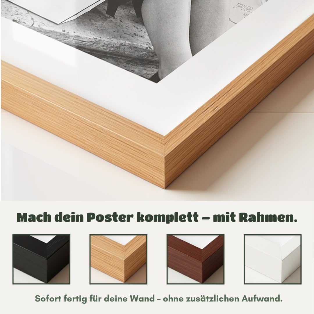 MJ-GRAPHICS® Poster Frau Kunstdruck schick Stadt Einkauf Wandbild schwarz weiß Stadtleben stilvoll Deko Treppe urbanes Flair Wohnzimmer Wanddeko modern 50x70 mit schwarzem Rahmen